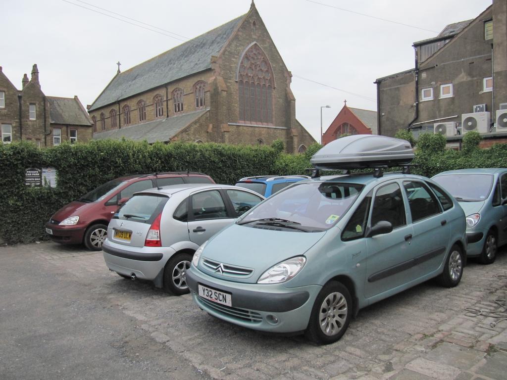 Lindisfarne Holiday Apartments - Families & Couples Only Blackpool Exterior foto