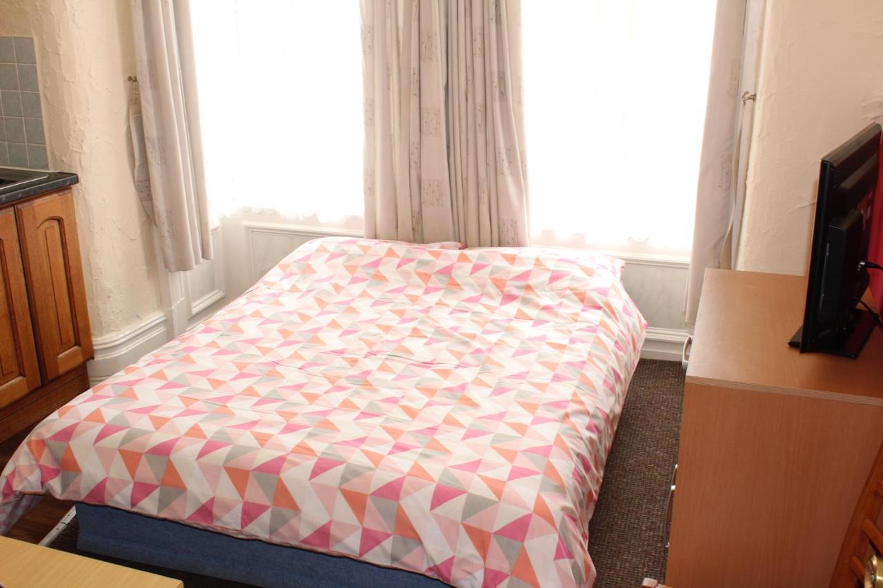 Lindisfarne Holiday Apartments - Families & Couples Only Blackpool Exterior foto